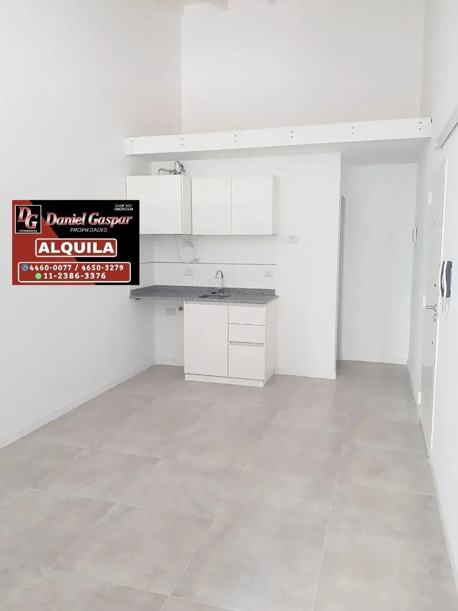 Alquiler – Monoambiente en Primer Piso – Impecable Estado