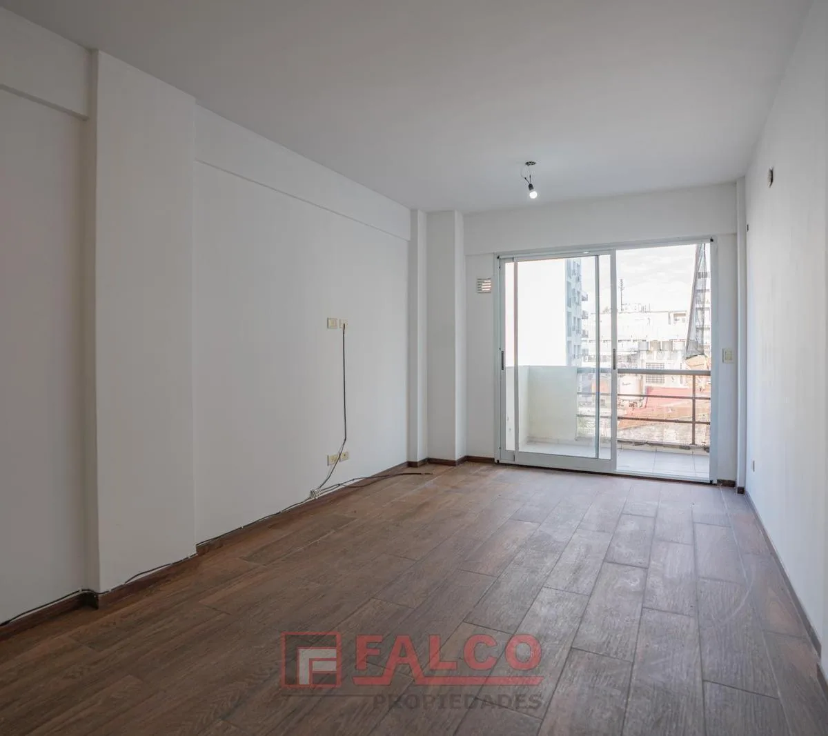3 rooms with street balcony