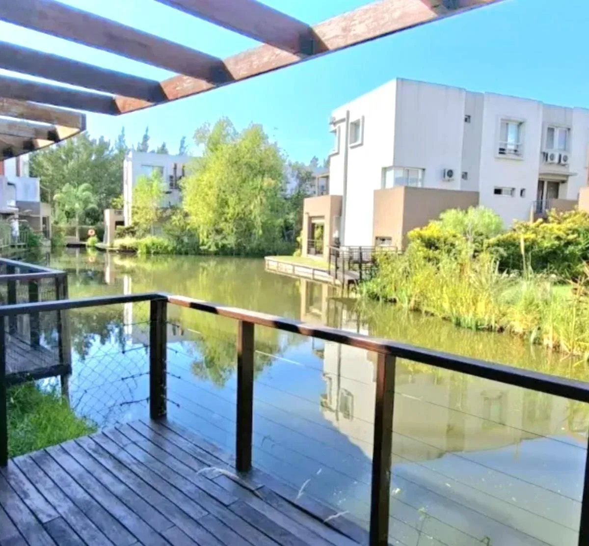 Ground-floor with lake balcony