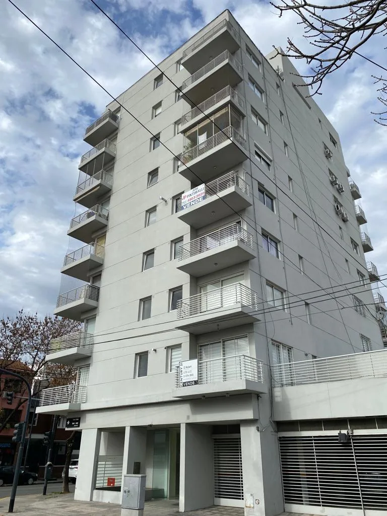 Monoambiente con balcón y patio