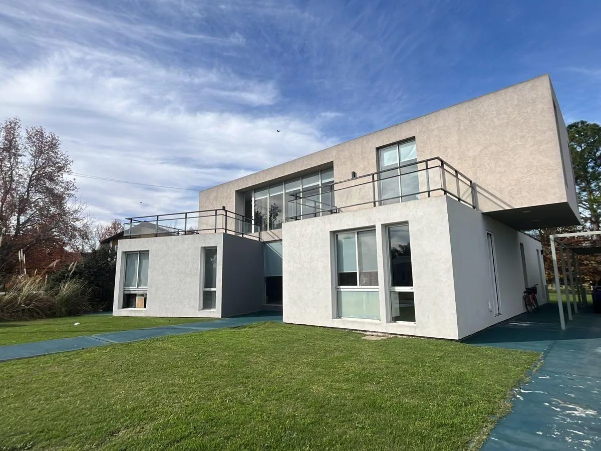 Casa em clube, piscina e quincho coberto
