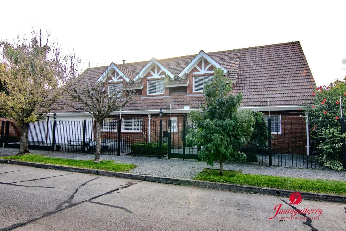 Casa com 4 suítes e piscina