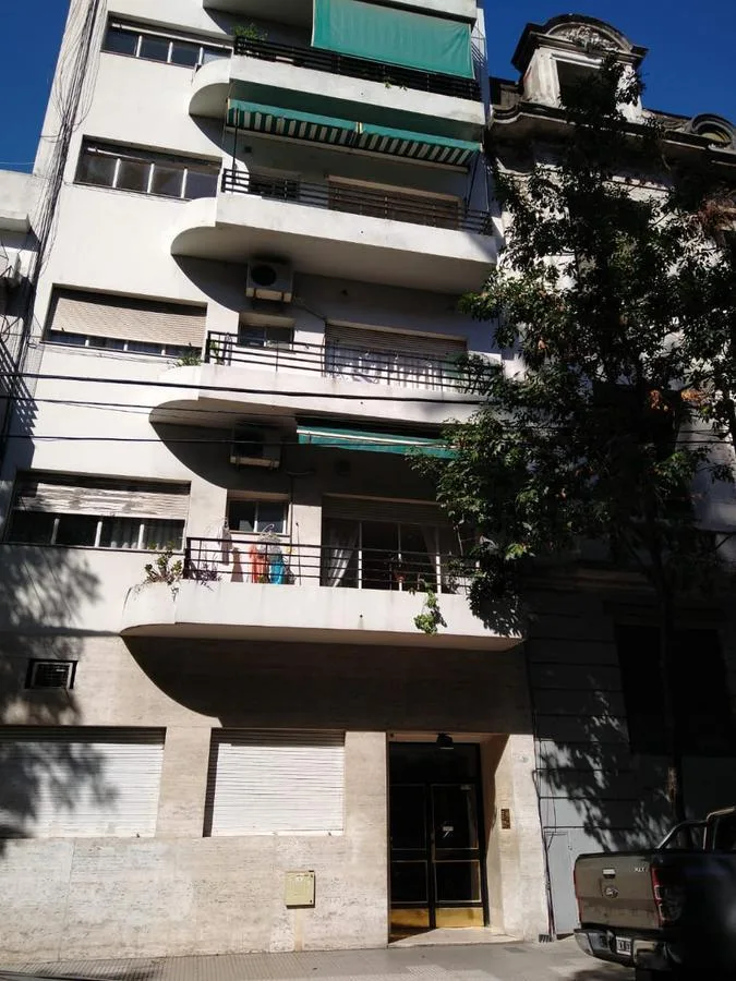 3 ambientes al frente con balcón