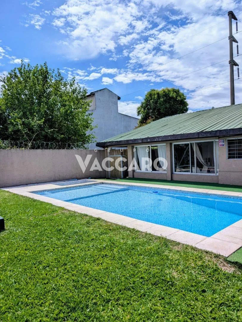 Ground-floor house with 8x4 pool