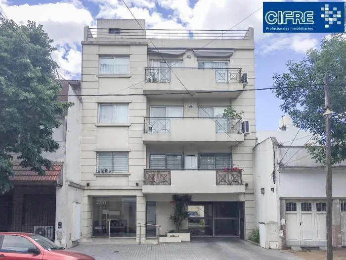 Departamento de 2 Ambientes con Balcón Corrido y Cochera Fija y Descubierta