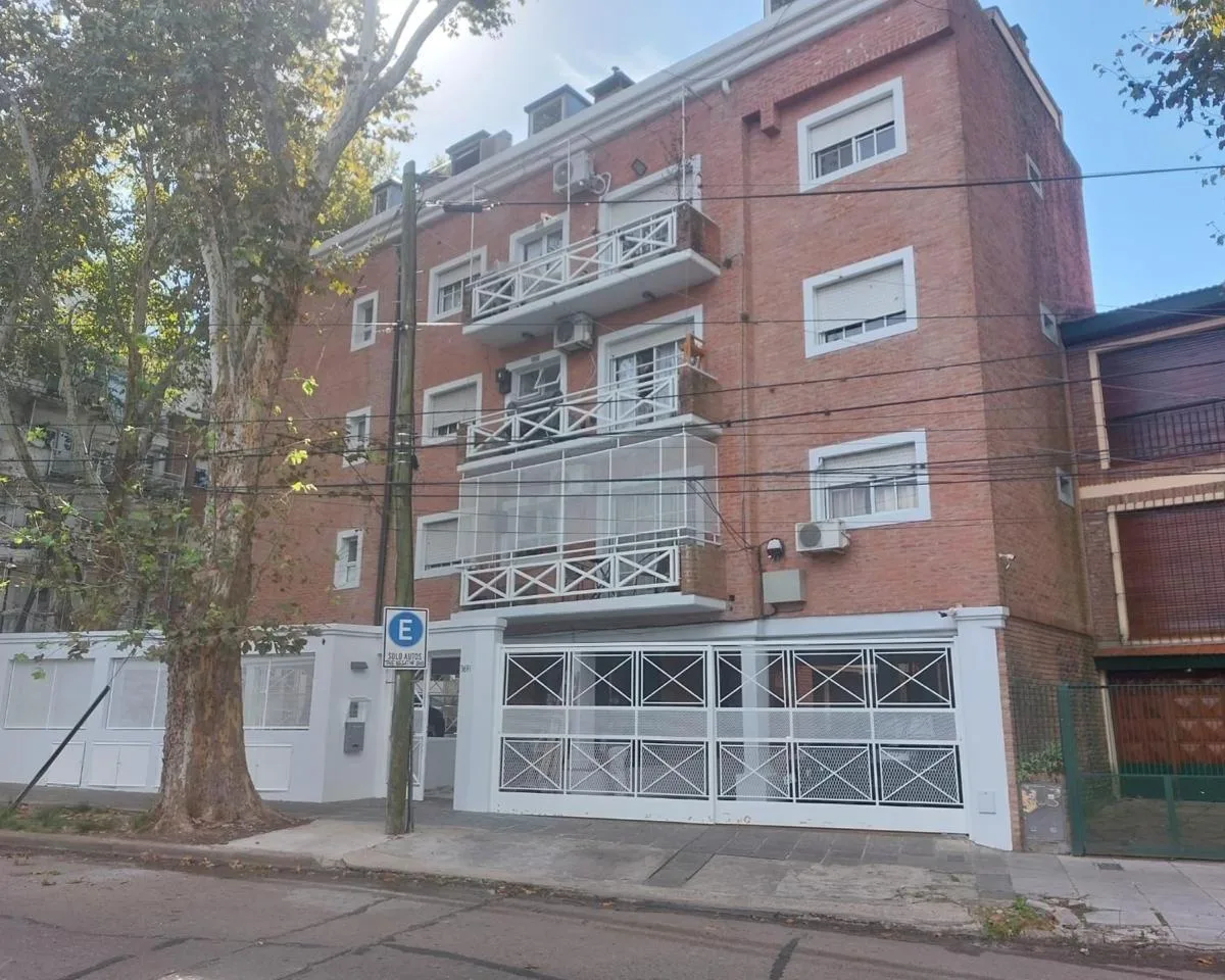 3 ambientes con balcón y cochera