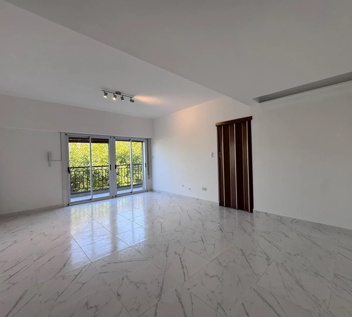 5 Ambientes con Balcon por Escalera - Bajas Expensas
