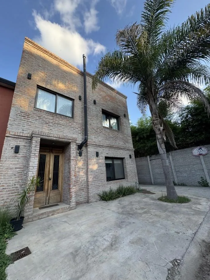 Alquiler Casa de 5 Ambientes con Galeria, Parrilla y Pileta en Barrio Cerrado Las Cortaderas
