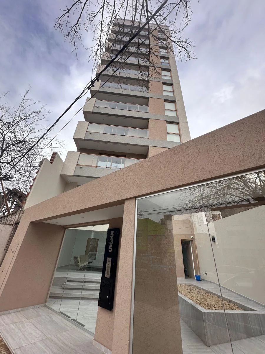 1 quarto, varanda e elevador