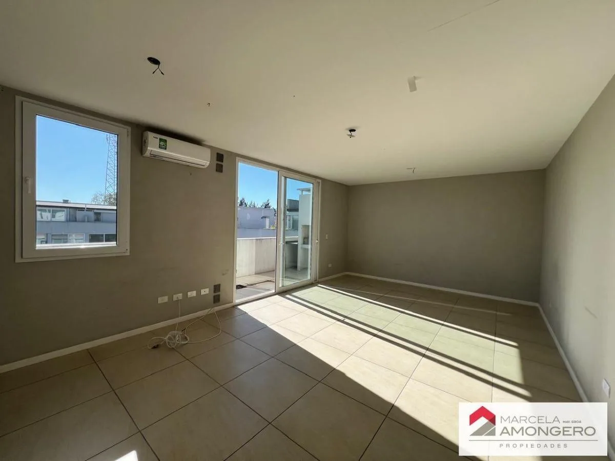 3rd-floor studio, balcony with grill