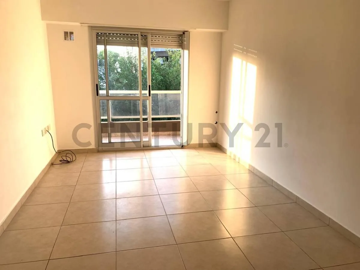 2º andar, 1 dorm, varanda