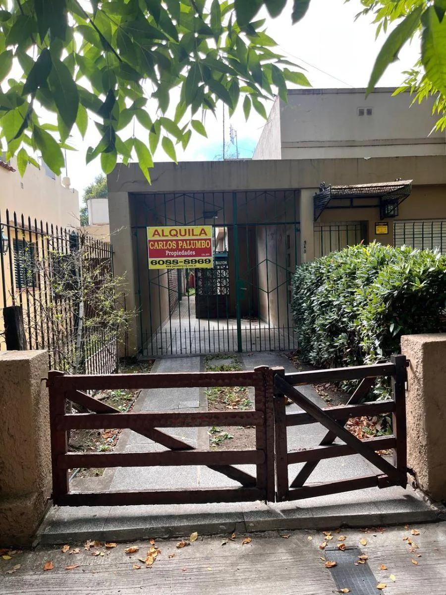 PH nos fundos com pátio e vaga