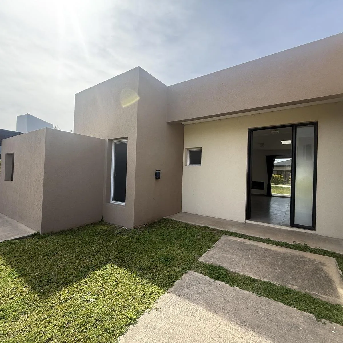 Casa en Venta y Alquiler Anual Sobre Lote Interno con Pileta en Puerto El Cantón