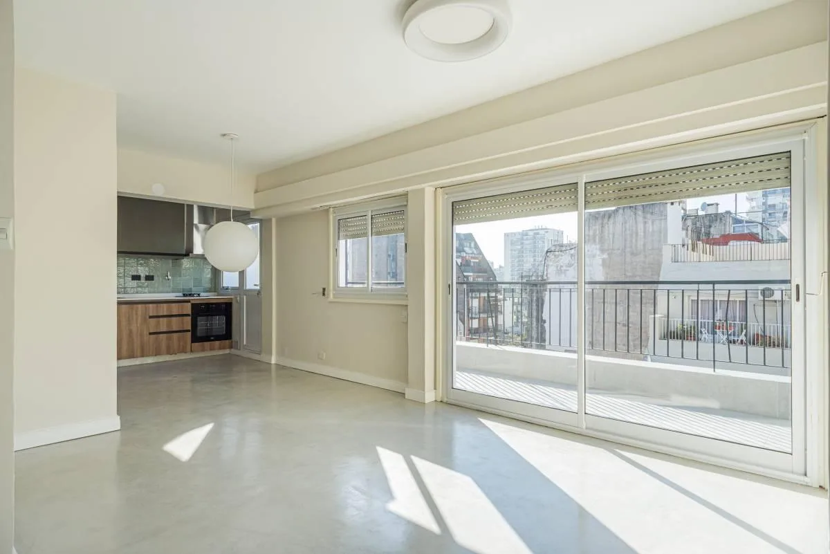 1 dormitorio con balcón y vista