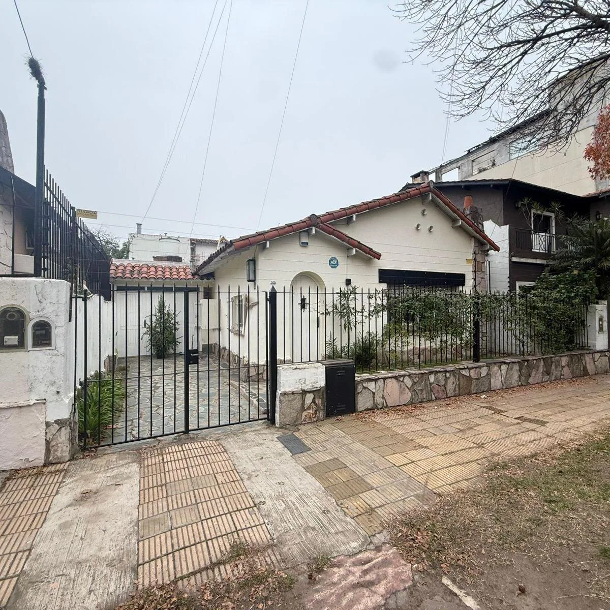 Chalet con patio y cochera