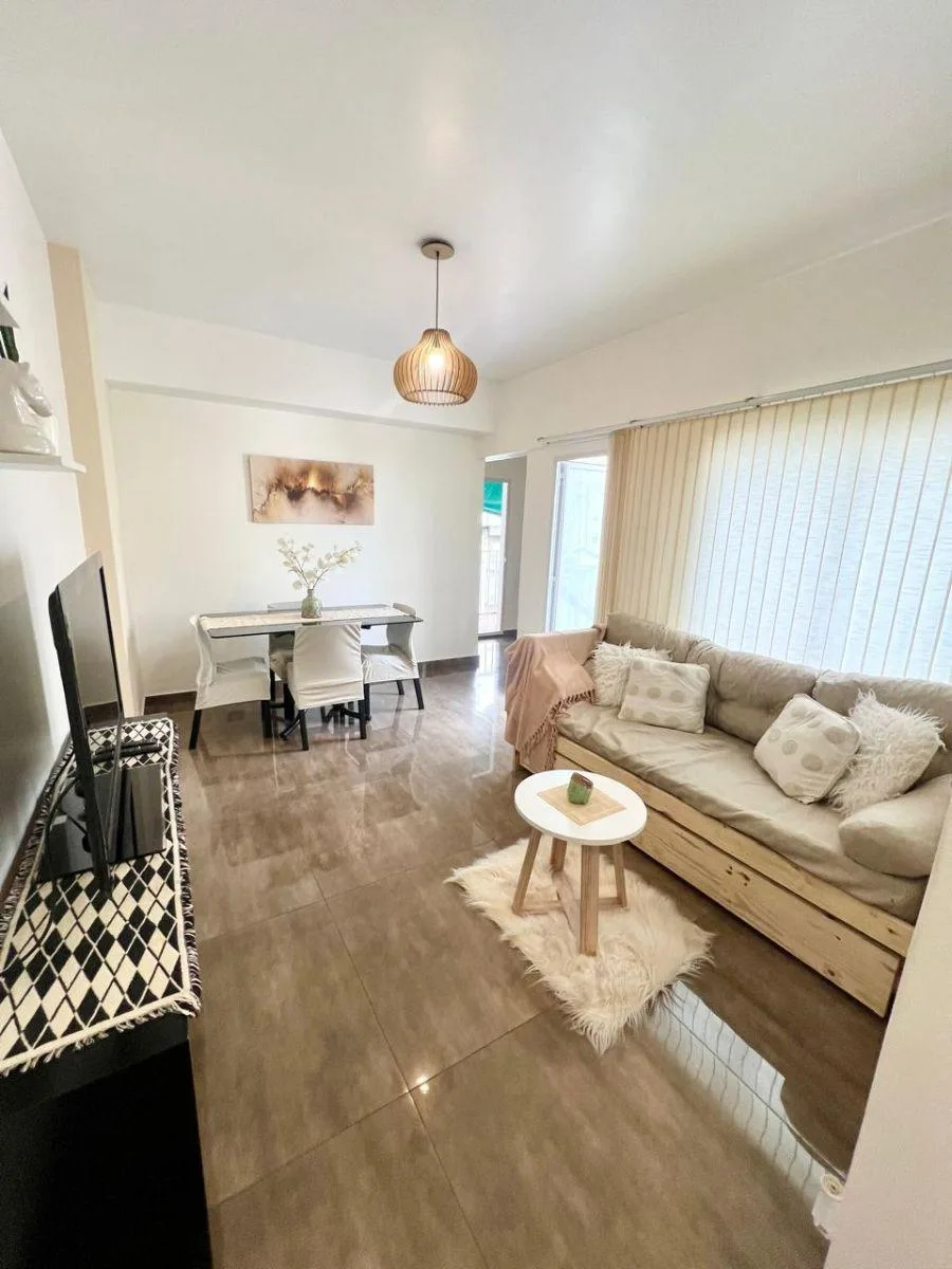 Alquiler – 2 Ambientes Amoblado con Amplios Balcones, Todo Luz