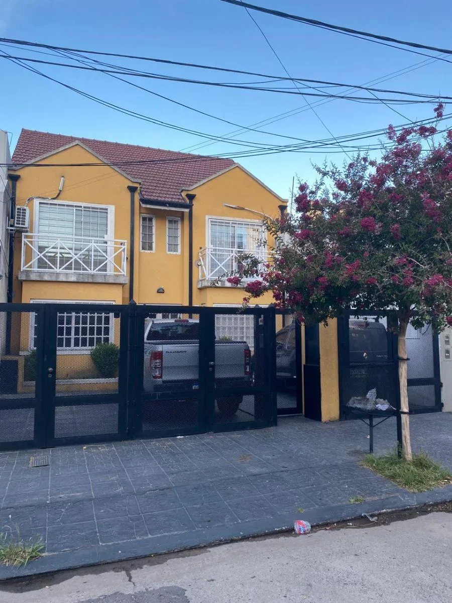 Departamento en Planta Baja con Patio y Cochera