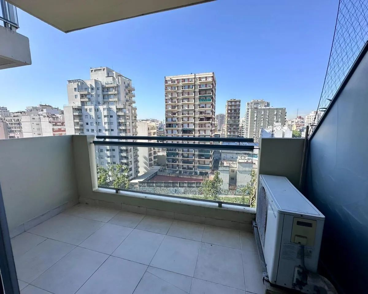 Studio na frente com varanda