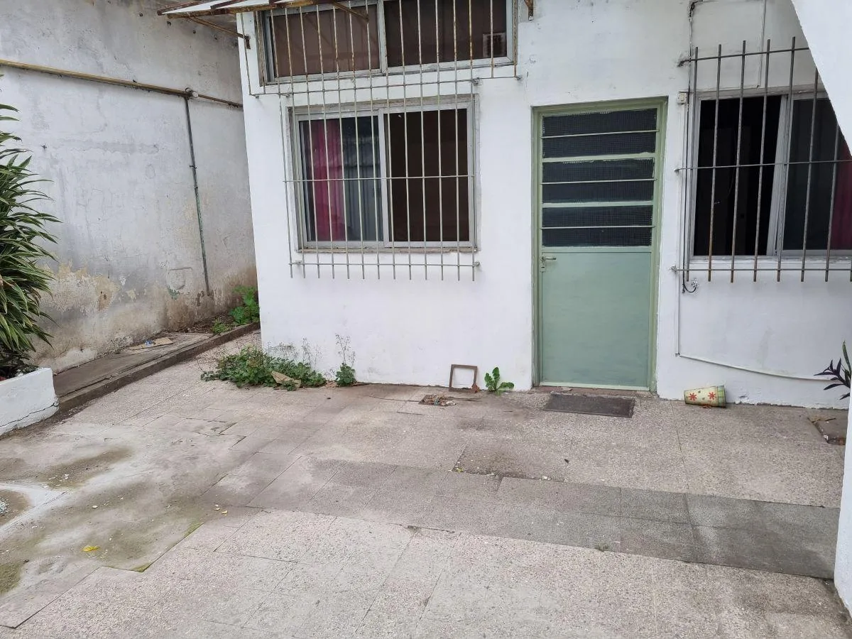 3 ambientes con patio y parrilla
