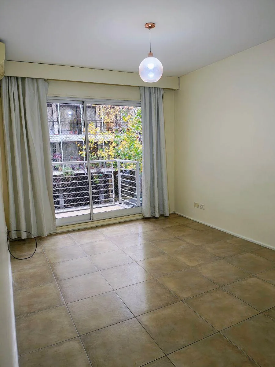 Front-facing semipiso with balcony