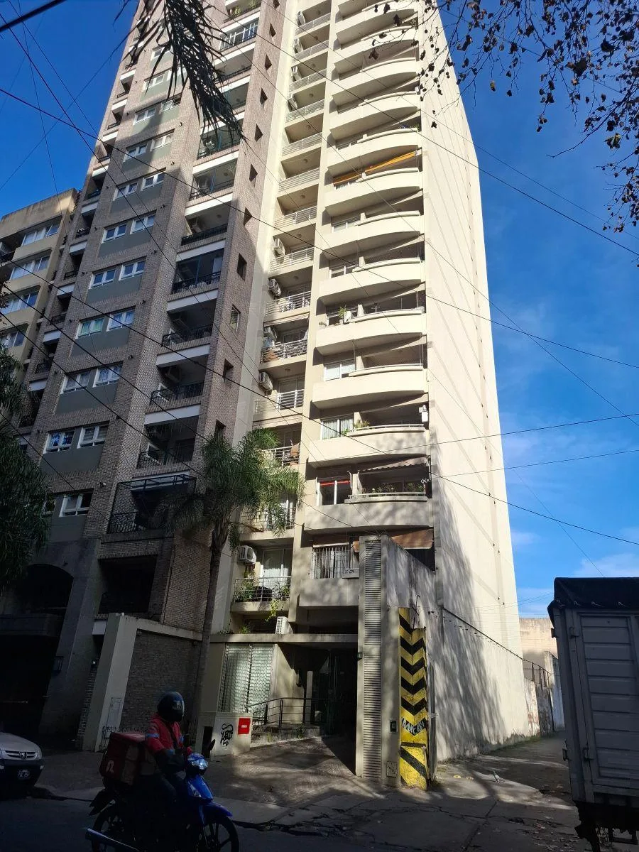 Lomas de Zamora Centro.2 Ambientes. Frente con Balcón.$750.000
