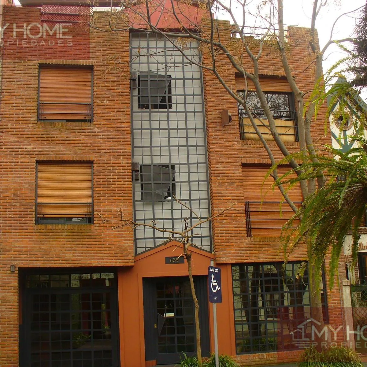 Muy Lindo Departamento con Cochera Centro de San Isidro, Jardin y Pileta