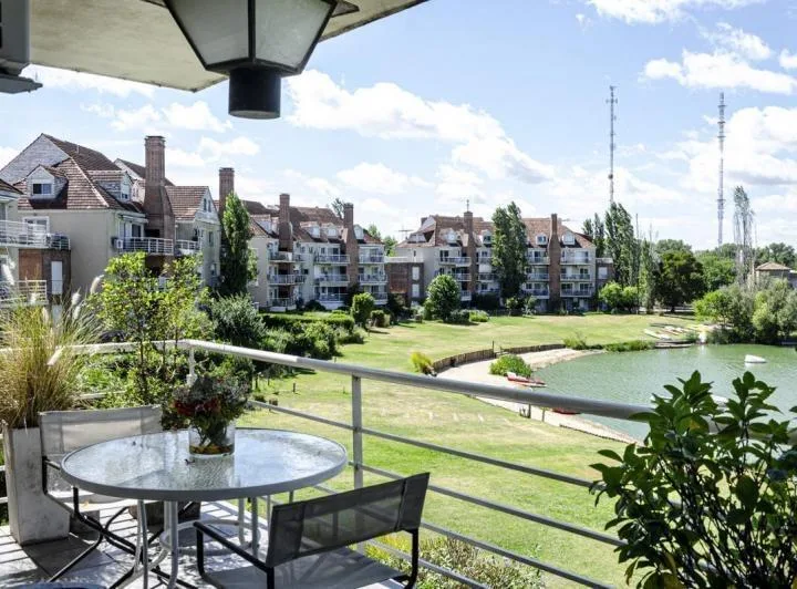 Lagoon view, balcony terrace with grill