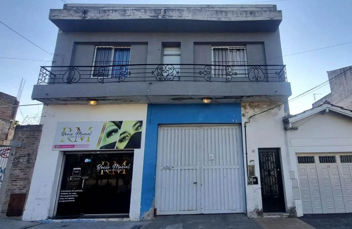 Depto 2 Amb. Primer Piso por Escalera. con Patio. Sin Expensas. Buen Estado General