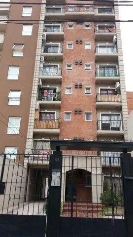 2 ambientes con balcón al frente