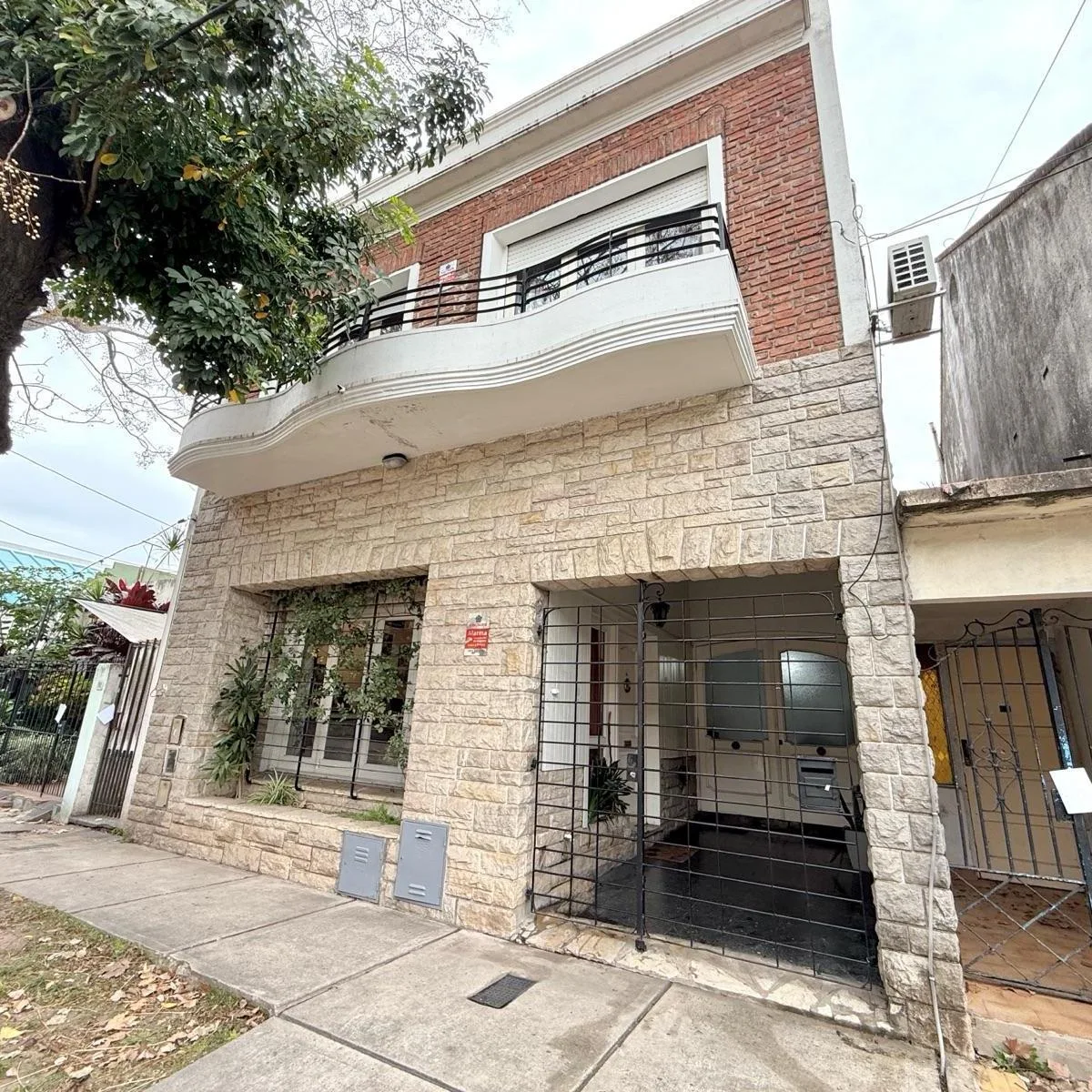Casa en Alquiler de 6 Ambientes en Bernal Centro