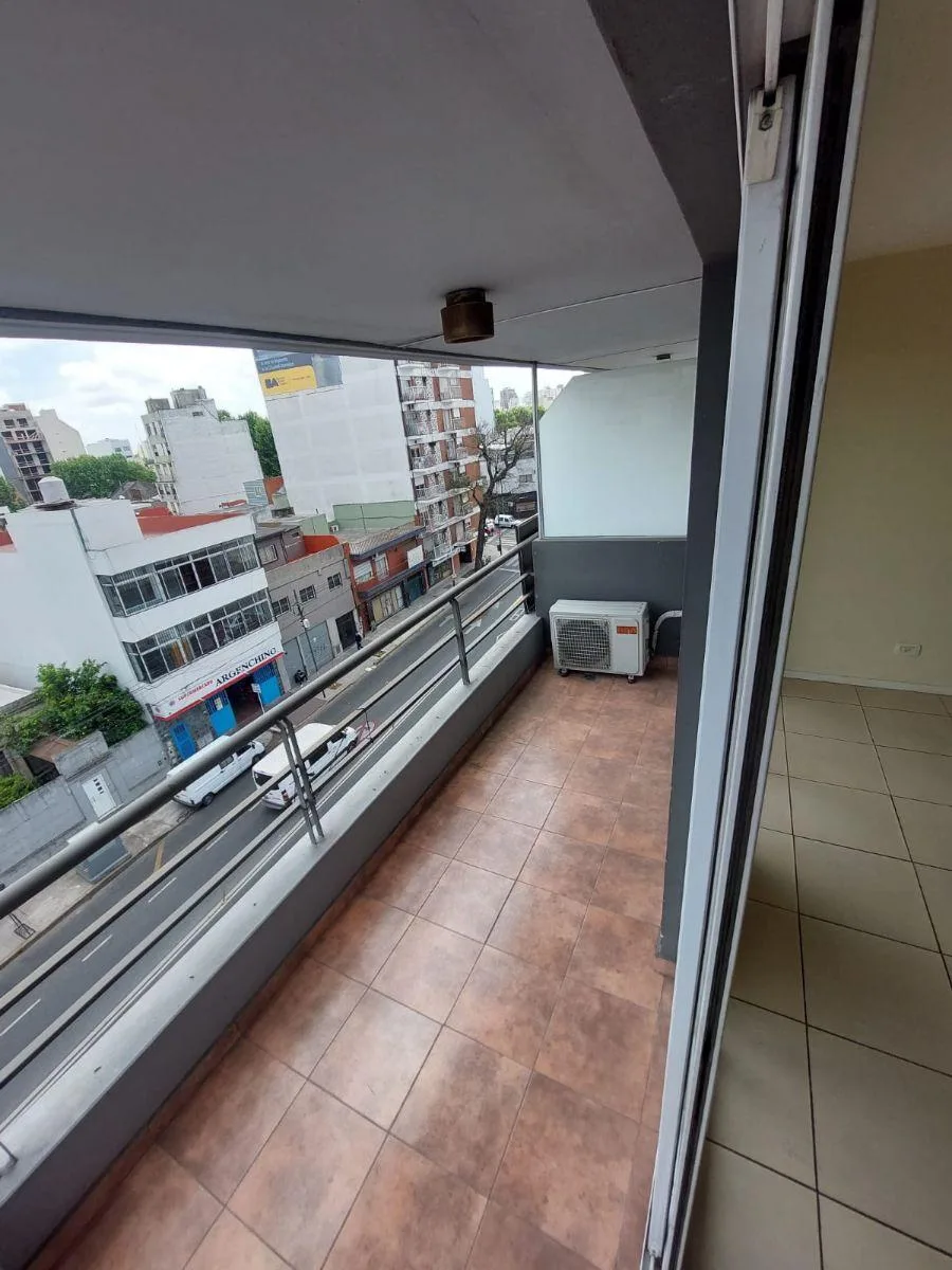 Luminoso Departamento de 2 Ambientes con Balcón Al Frente Sobre Av Directorio 3500