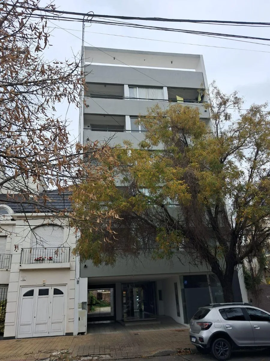 Frente com varanda e terraço