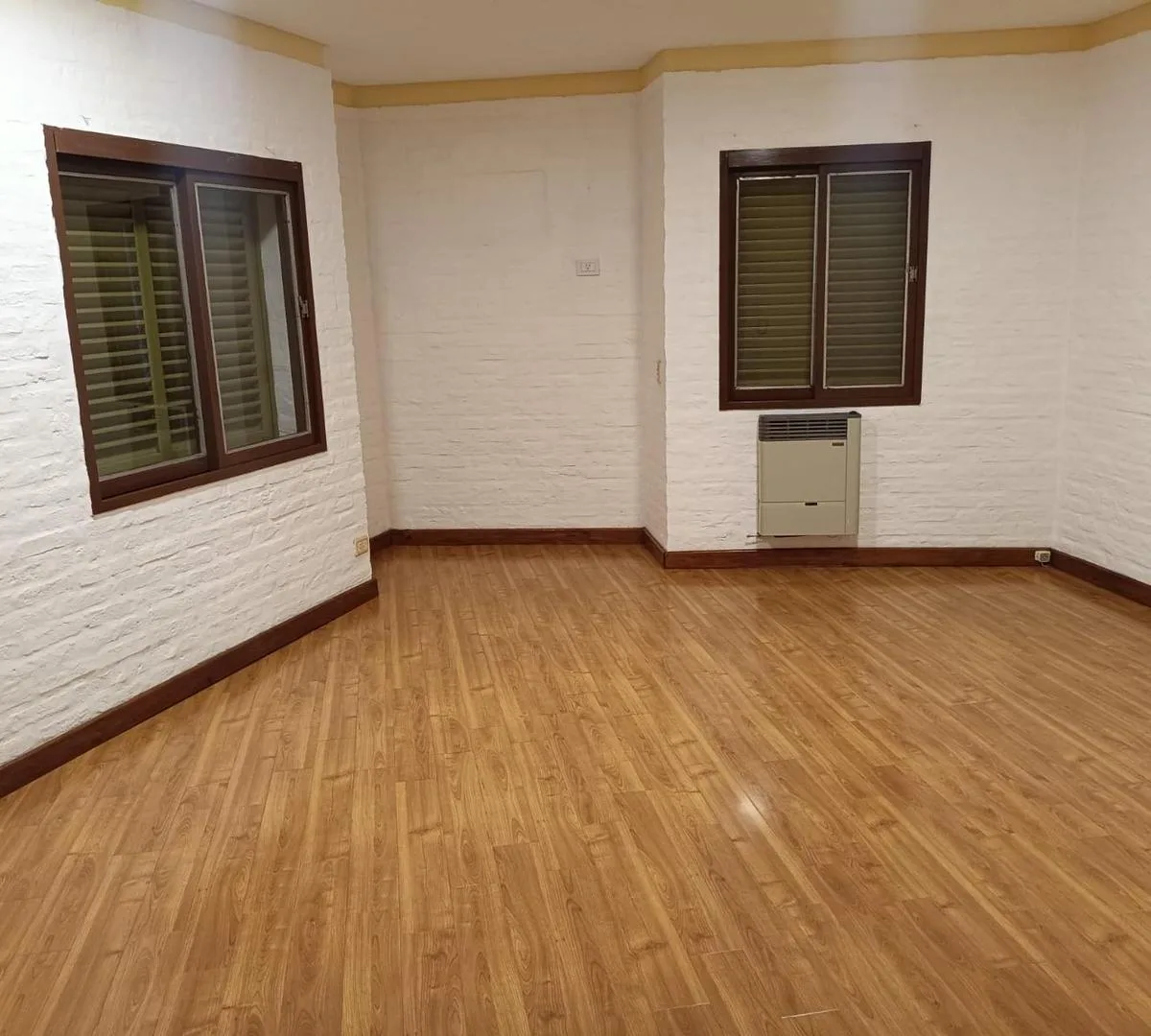 PH Tipo Casa de 3 Ambientes Primer Piso por Escalera