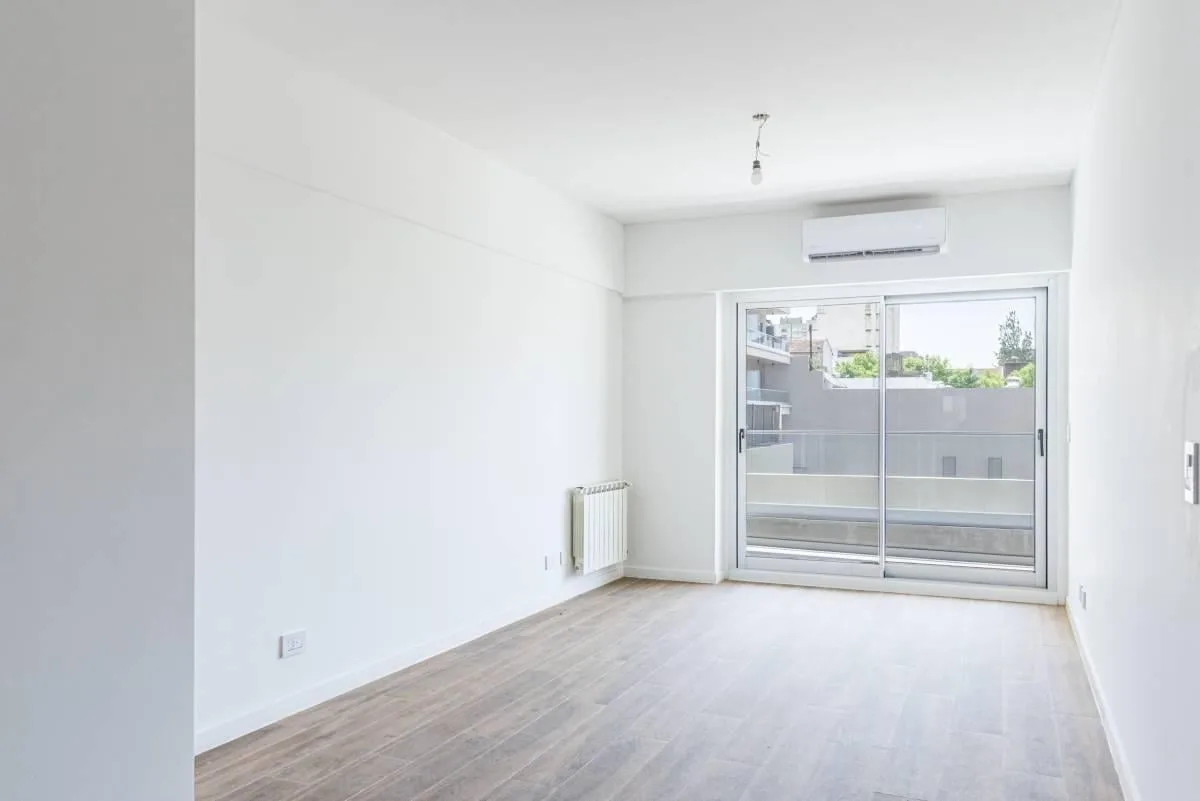 3-room unit, quiet back balcony