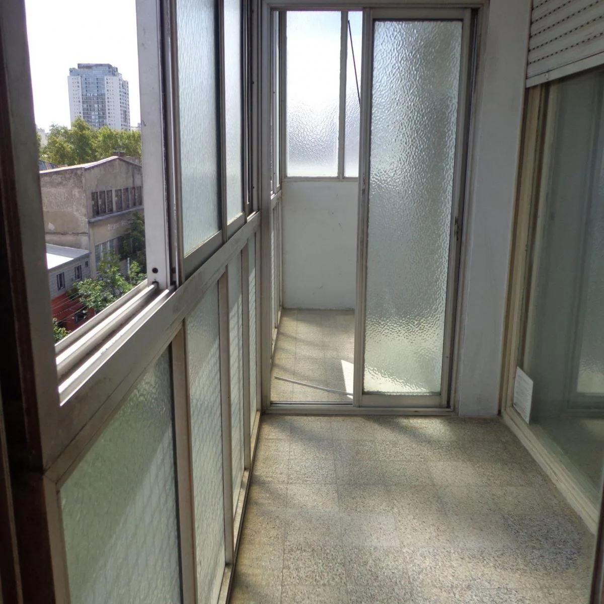 Temporario. Sin Muebles. 2 Amb. con Balcon Cerrado. Baño y Cocina Completos