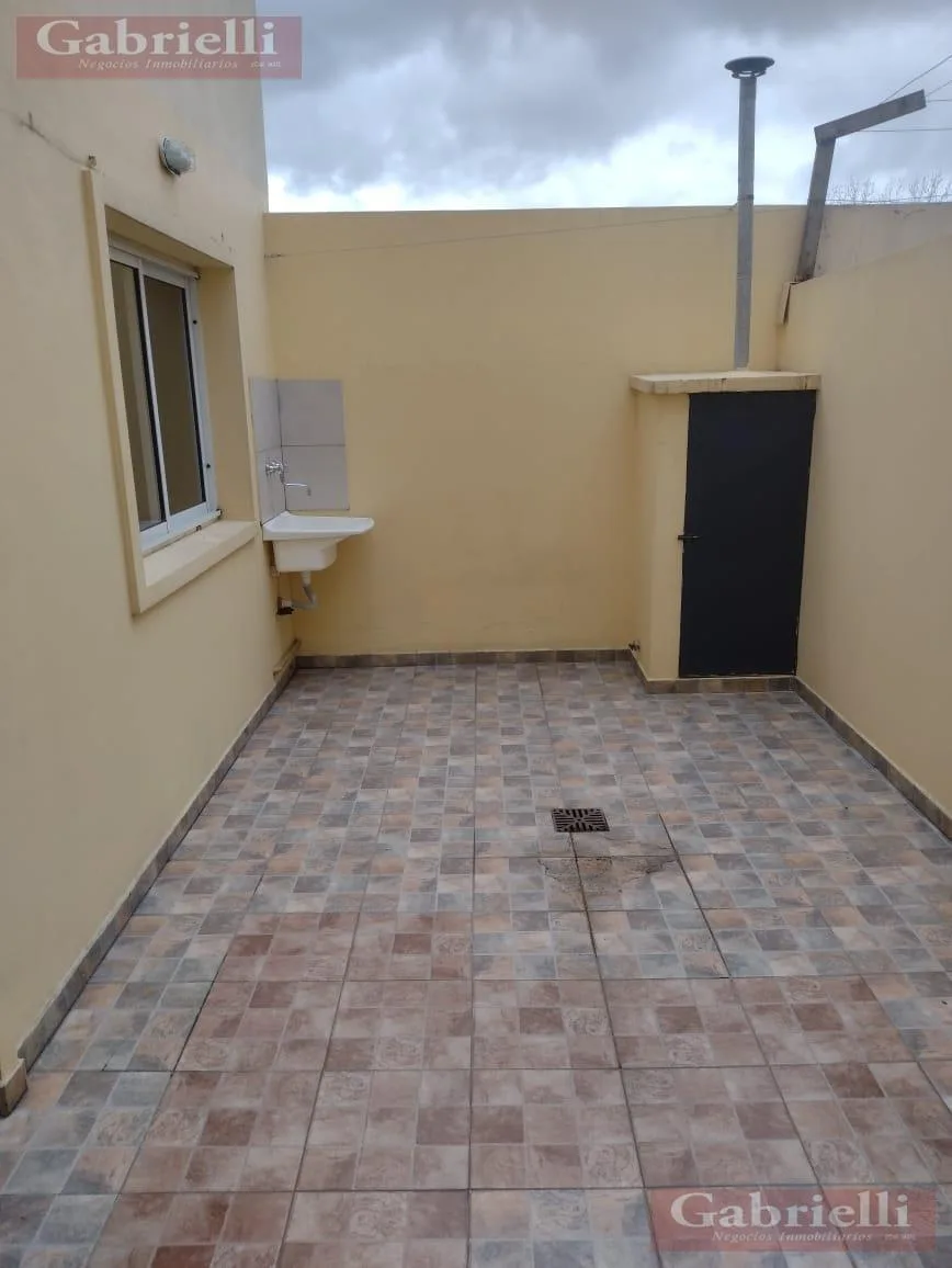 Departamento 2 Ambientes con Patio en Alquiler – Lanús Este