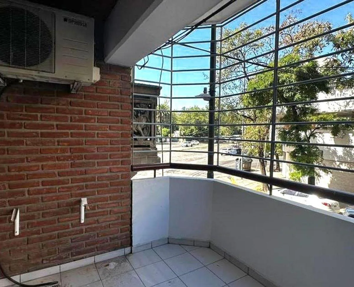2 ambientes con balcón al frente