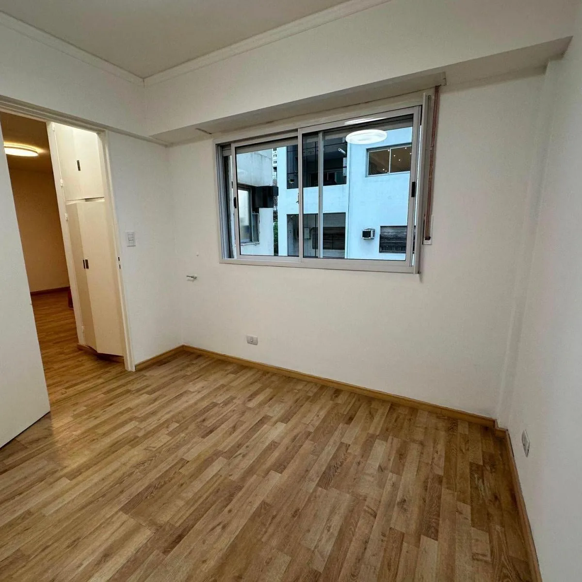 Renovated 2-room unit, separate kitchen