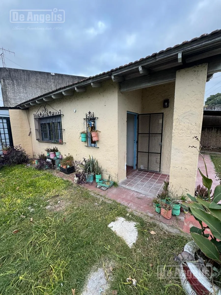 Casa em 2 andares, pátio e vaga coberta