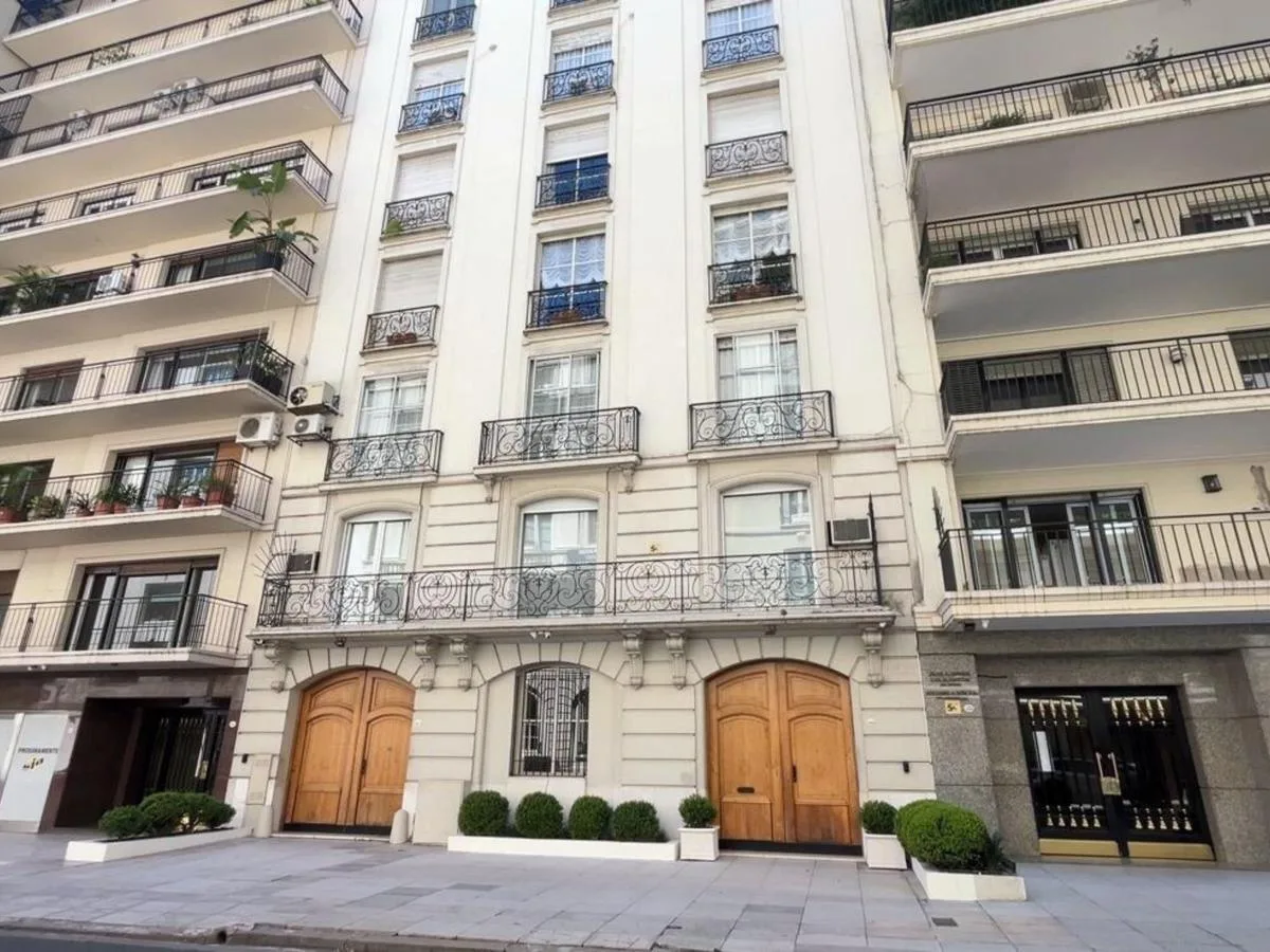 Alquiler Departamento de 4 Ambientes con Dependencia, Baulera y Cochera en Recoleta