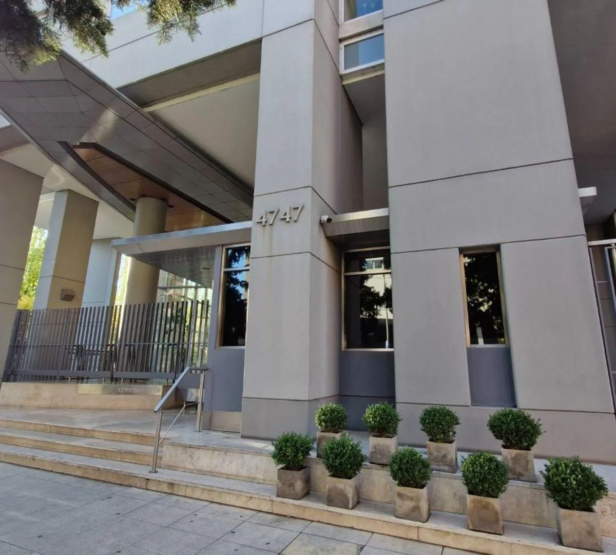 Piso 13 con balcón y amenities