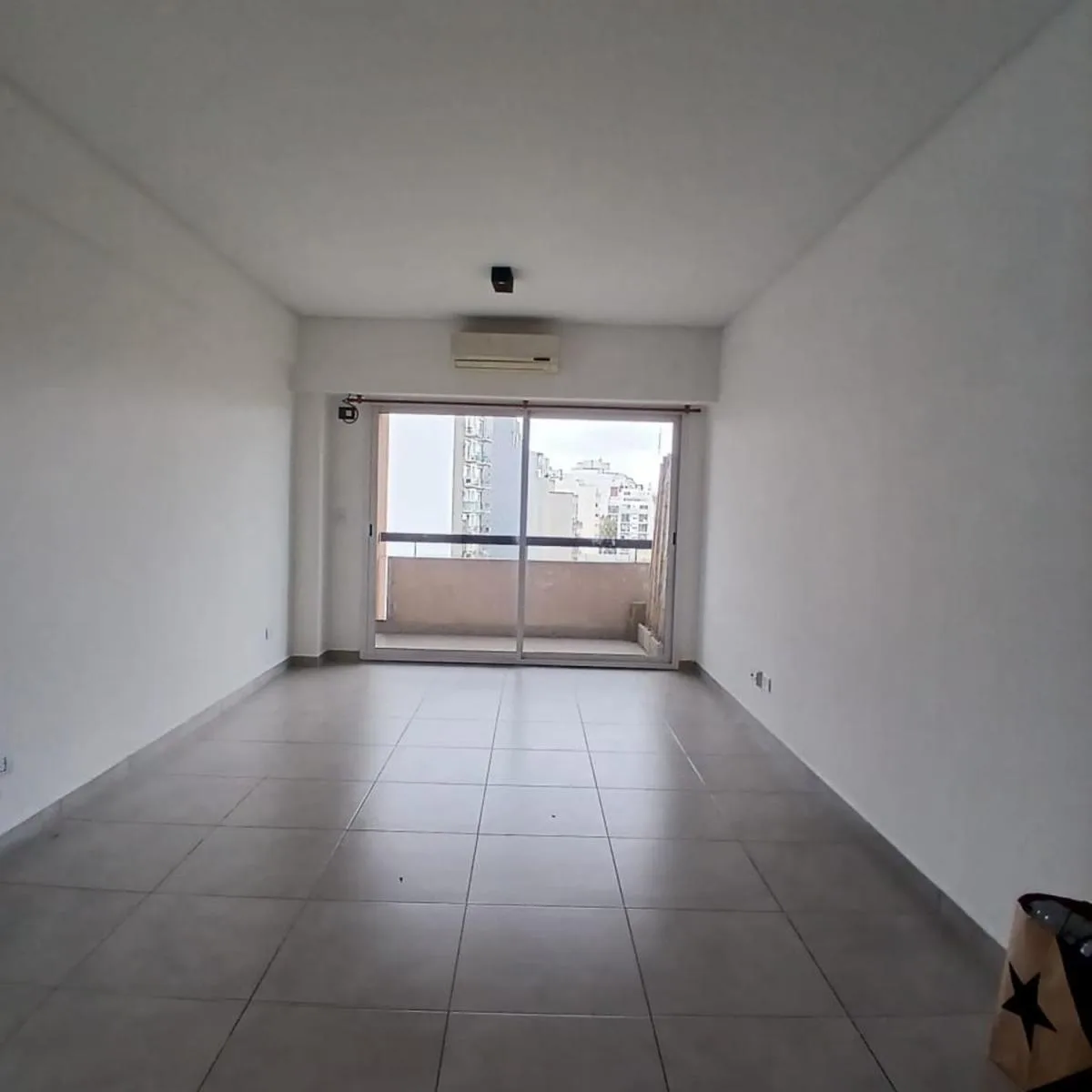 Monoambiente con balcón y pileta