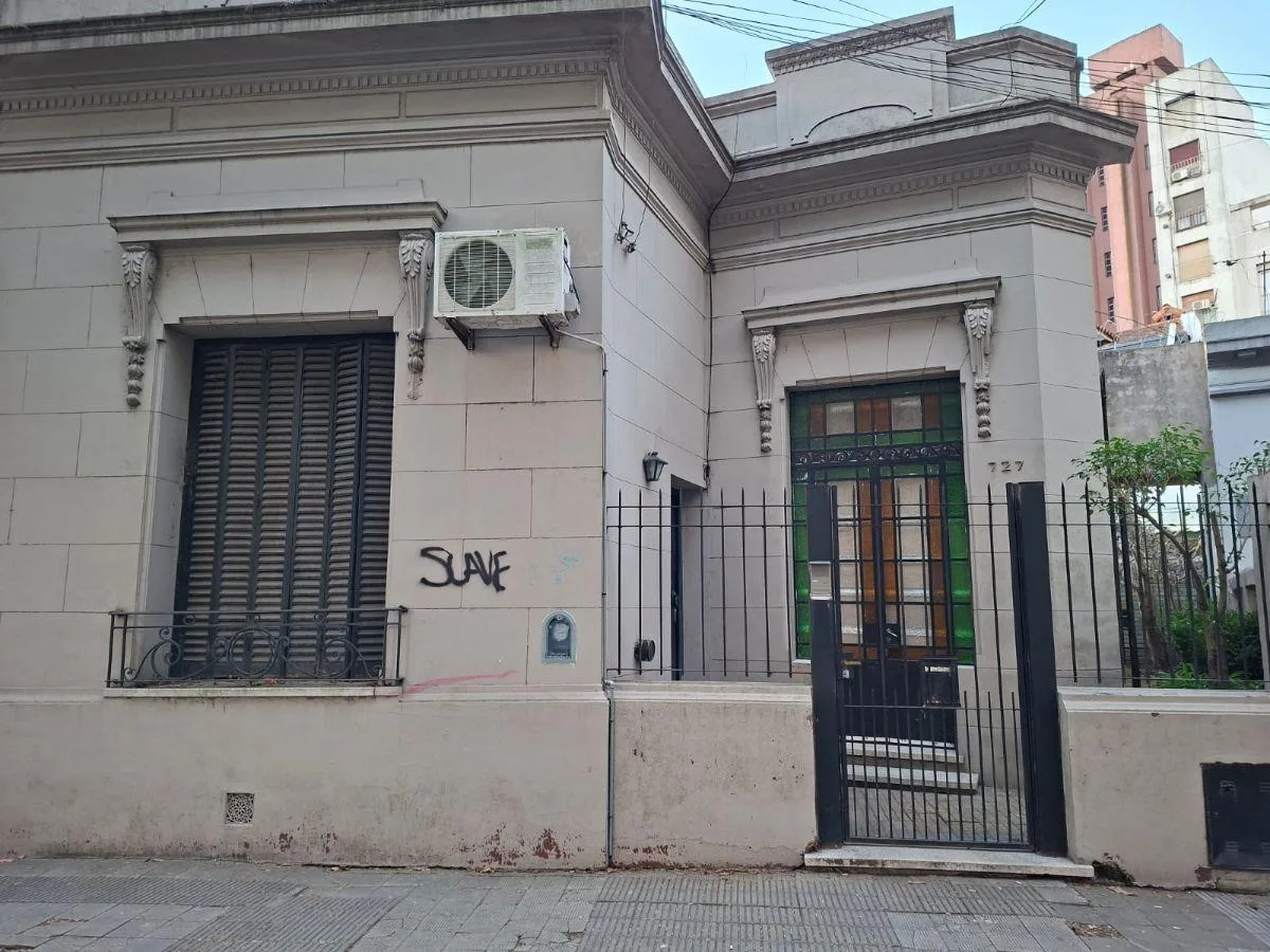 Casa com entrada independente, pátio