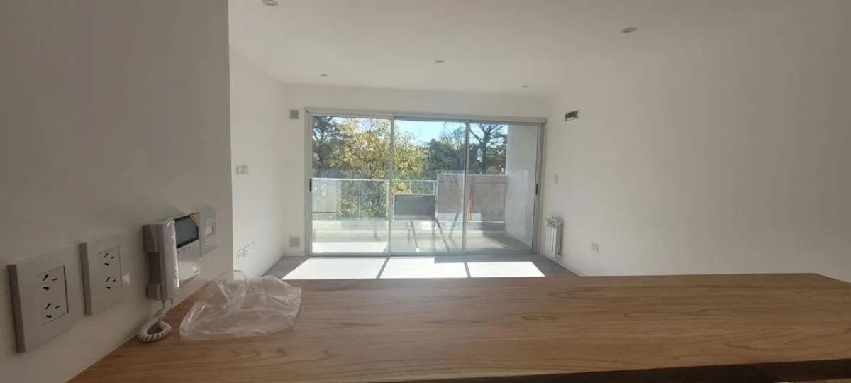Apartamento com varanda e vaga