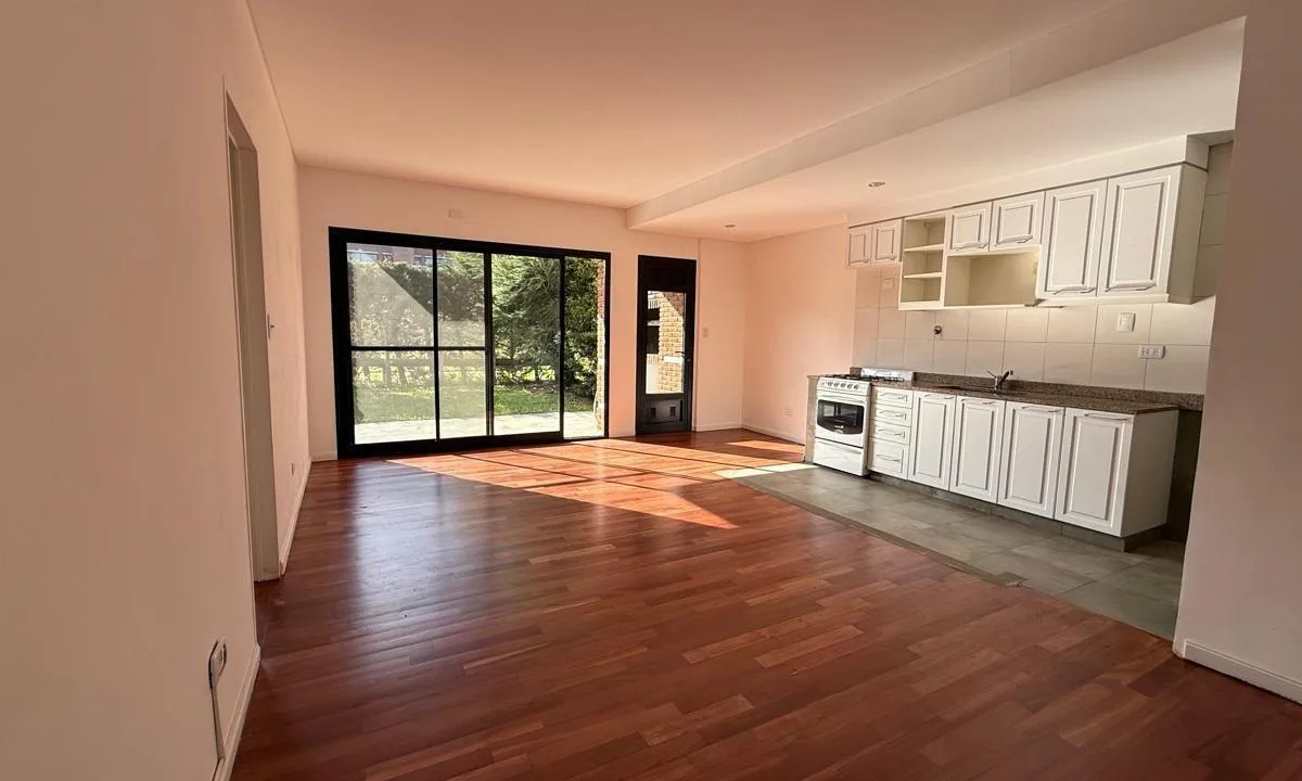 Departamento en El Solar de San Isidro con Jardín Propio