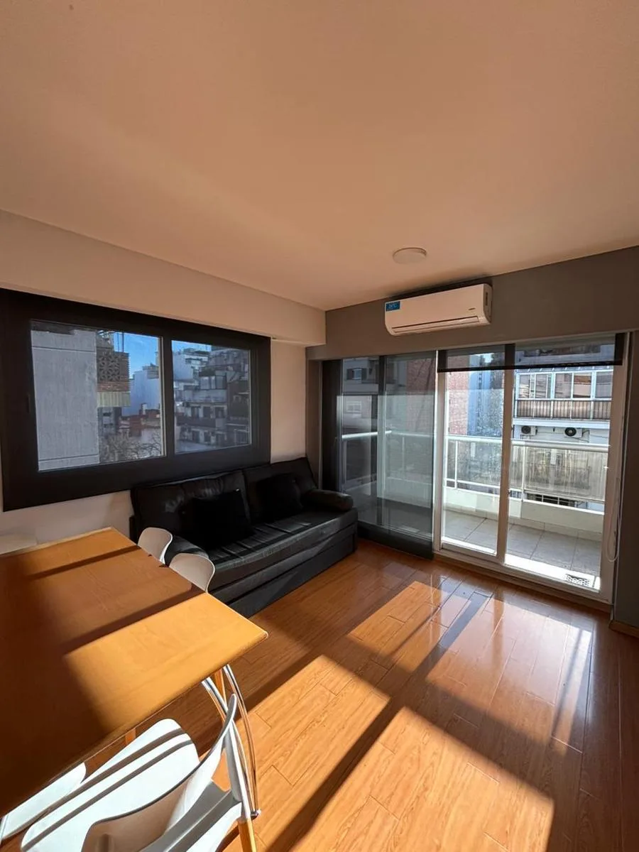 Piso 5 con balcón y amenities