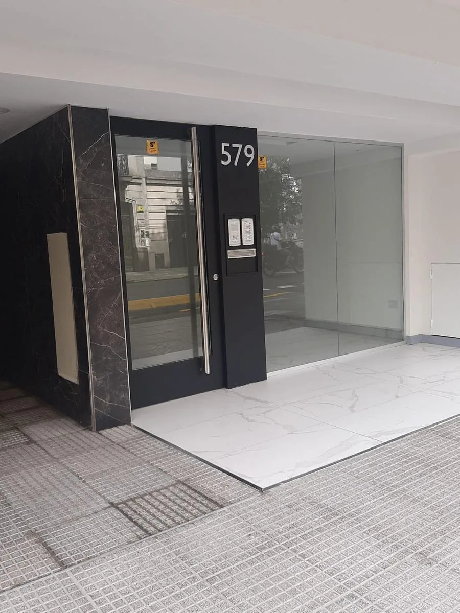 Semi piso al frente con balcón