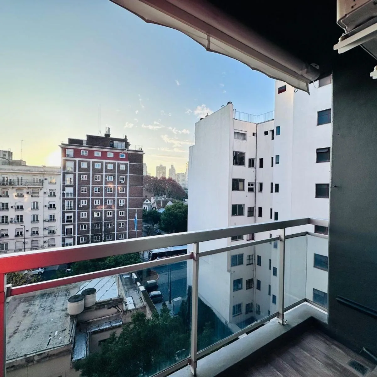 7° piso con balcón y cochera