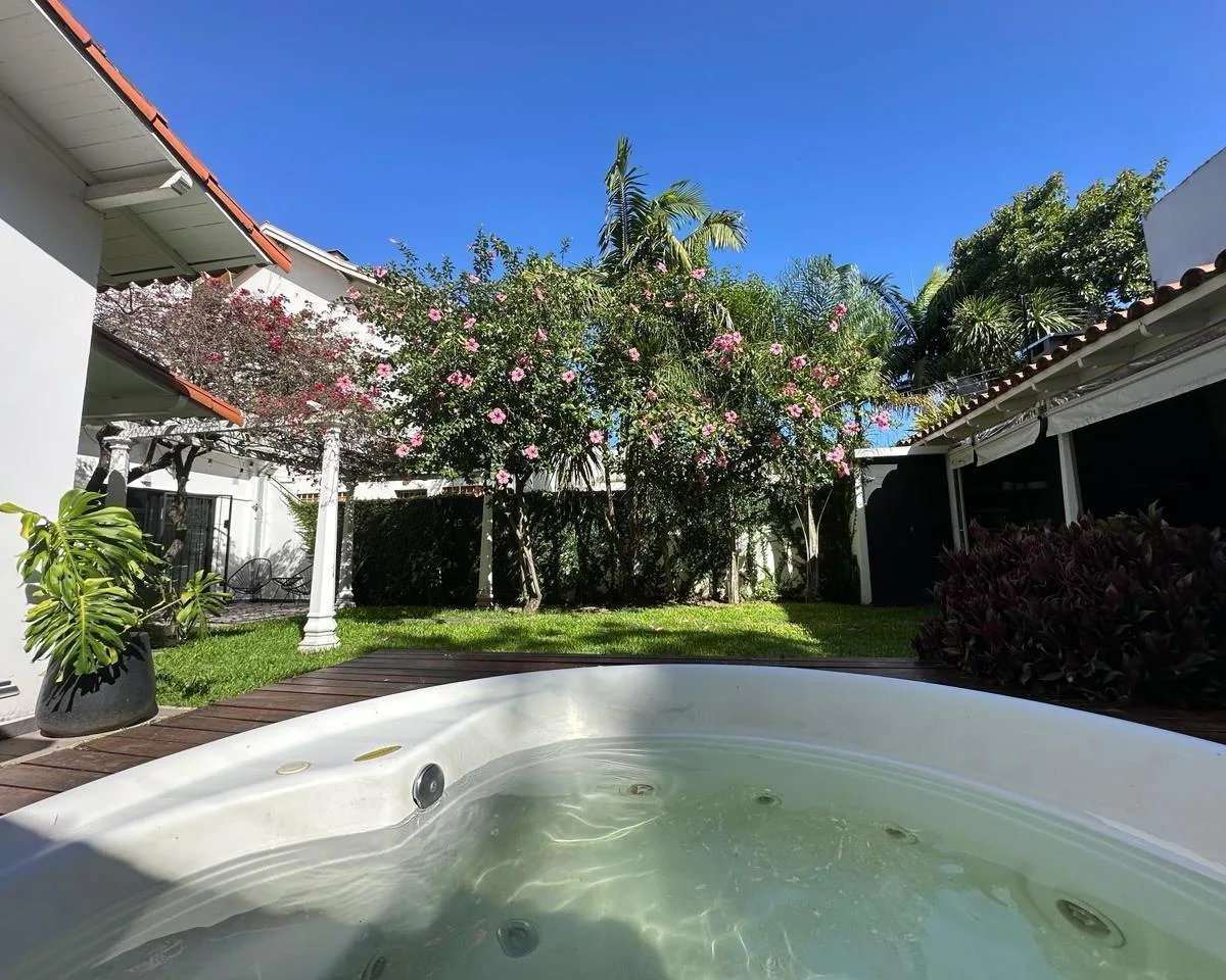 Furnished house with garden and jacuzzi