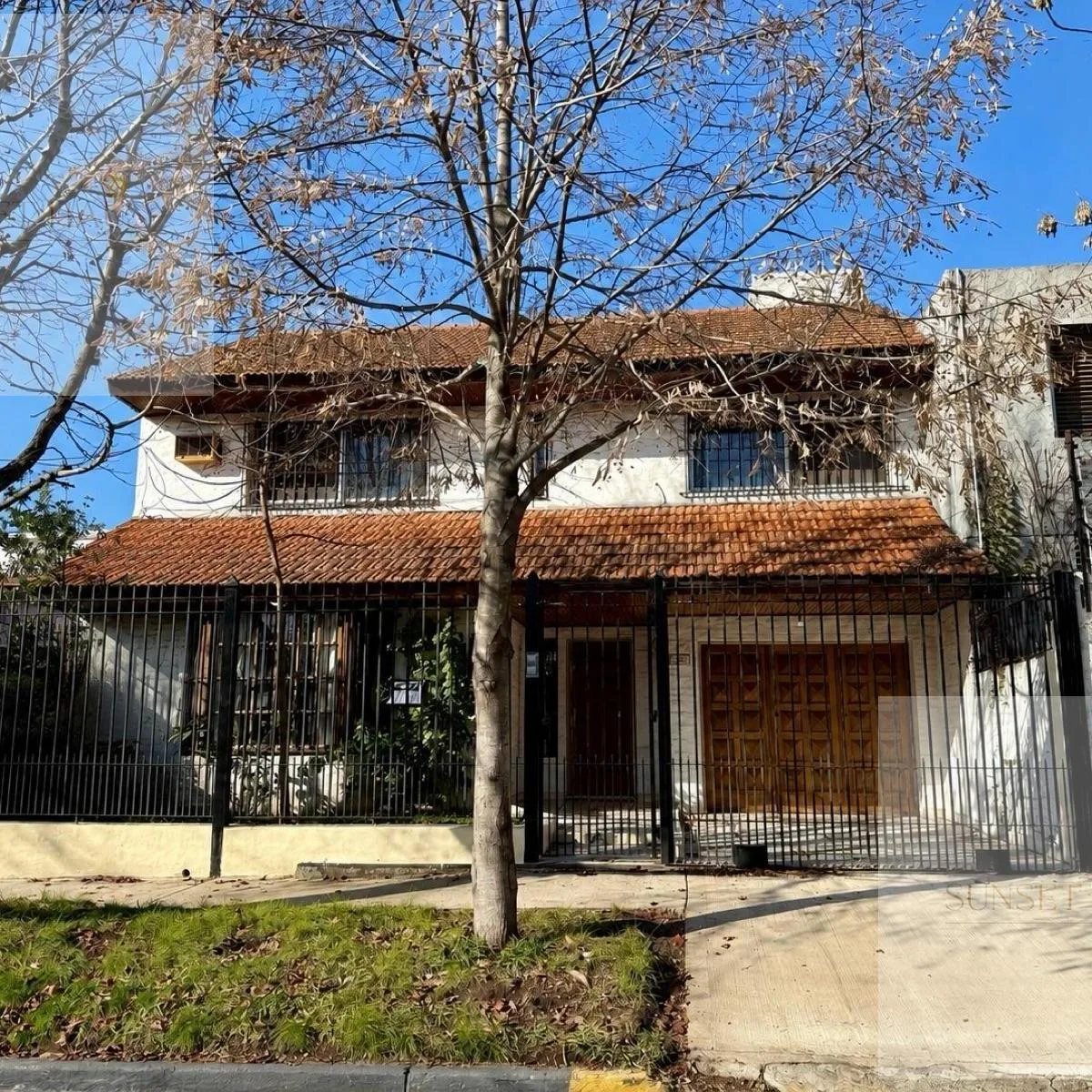 Casa 5 Ambientes con Jardín y Pileta en Alquiler